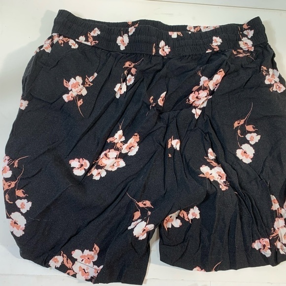 B Young Black Floral Shorts - Picture 2 of 3